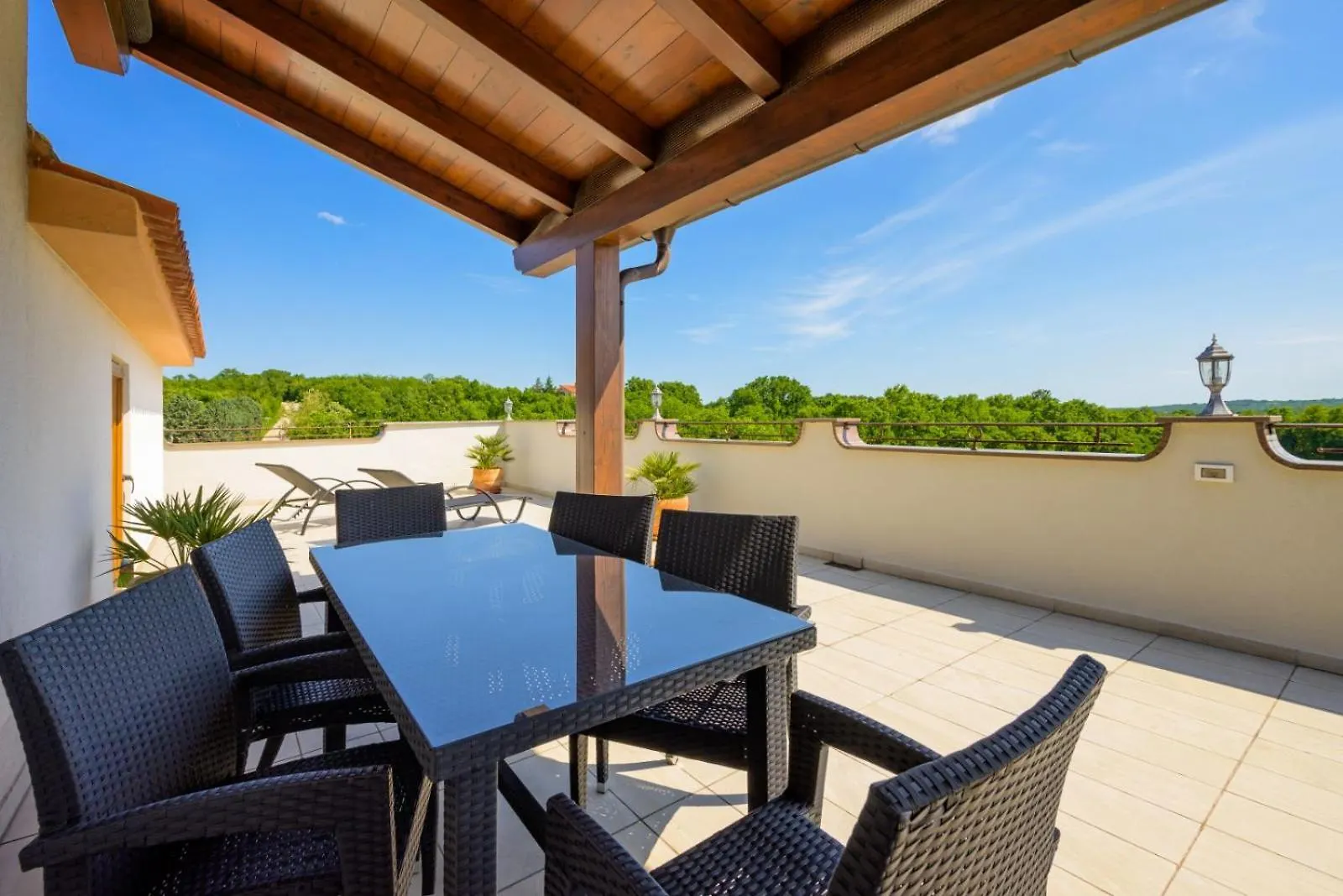 Penthouse Aurora Daire Manjadvorci
