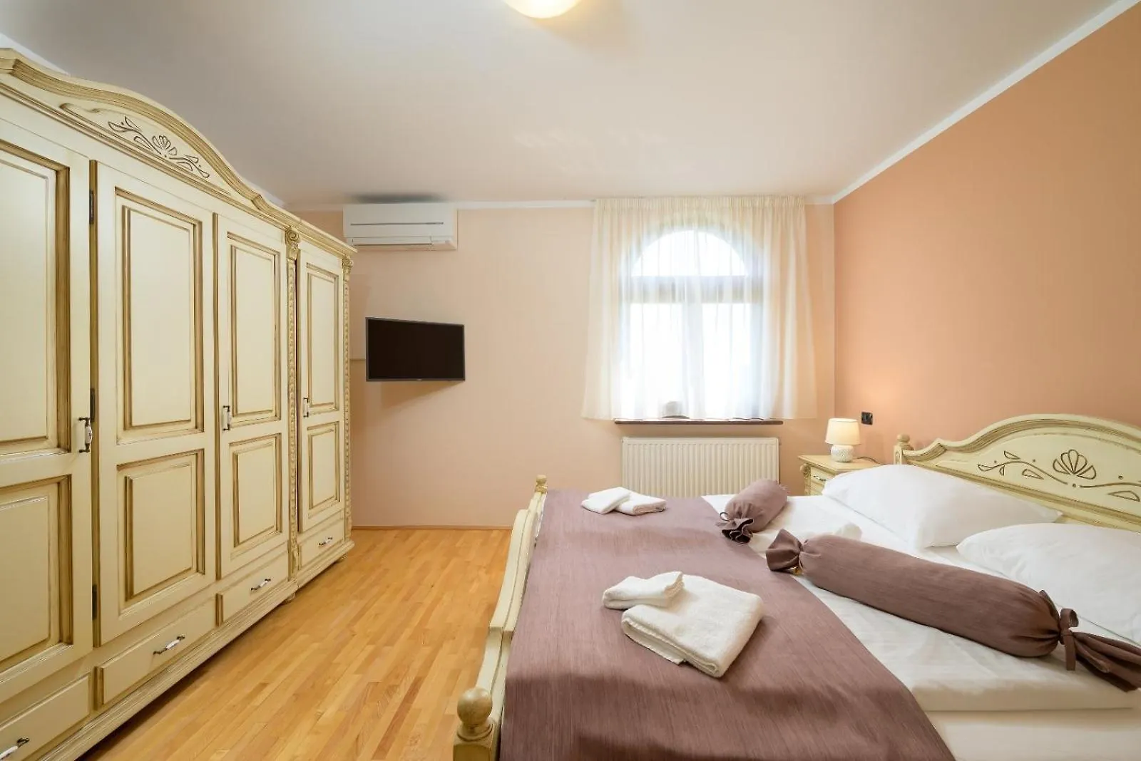 Контакты Penthouse Aurora