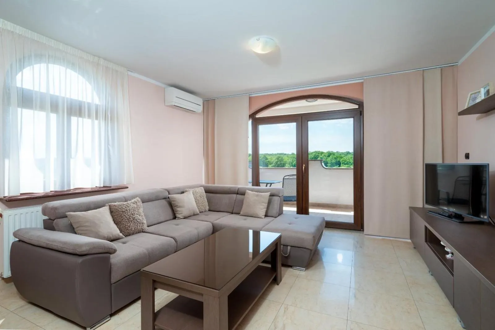 Penthouse Aurora Daire Manjadvorci