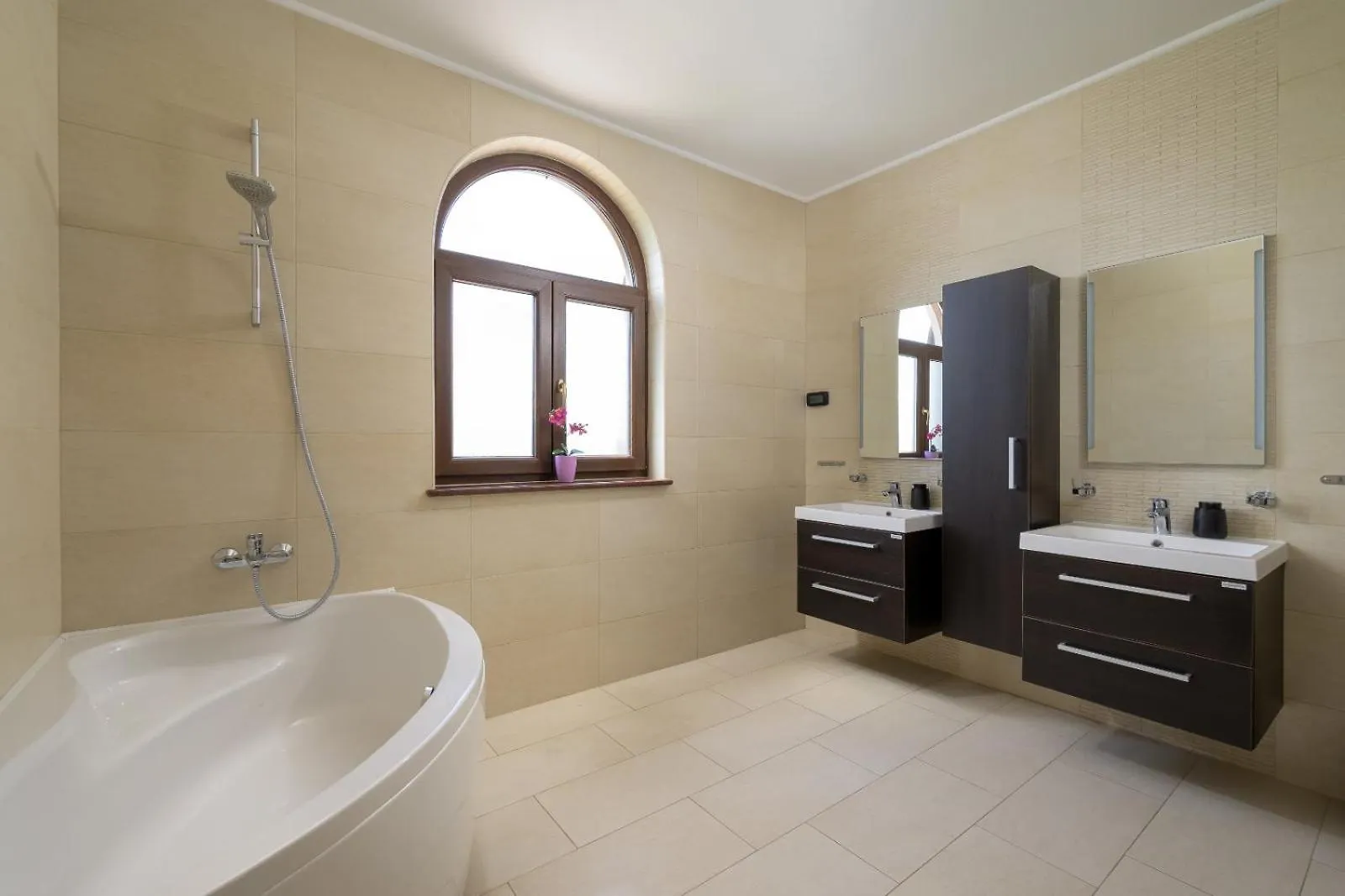Penthouse Aurora Daire Manjadvorci